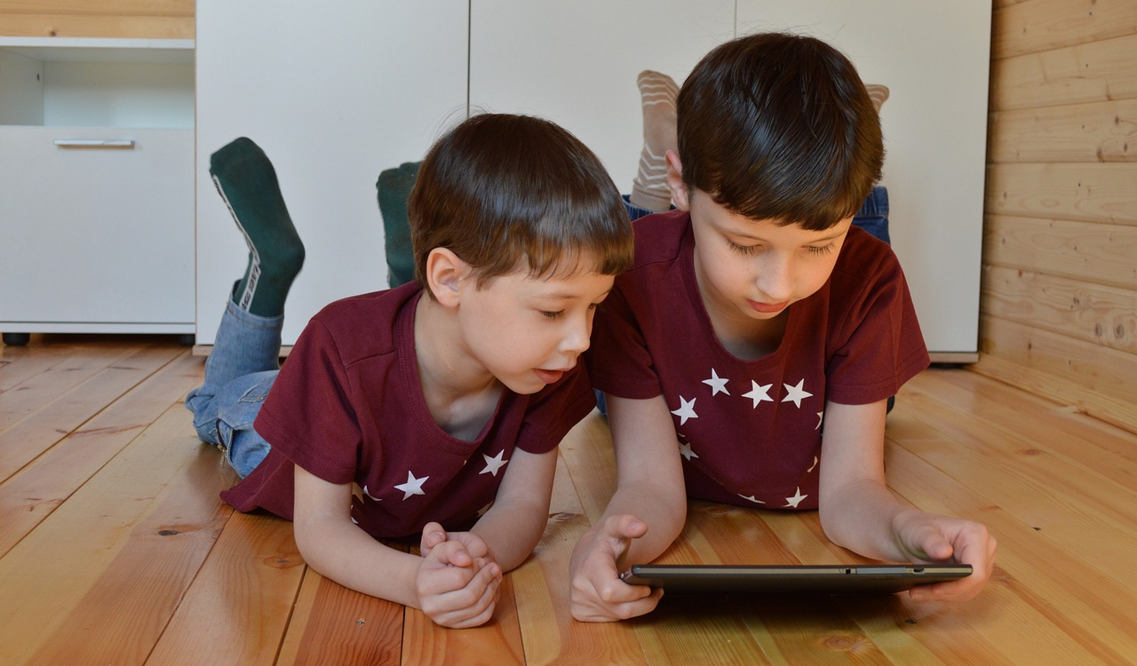 Dzieci w obliczu cyberzagrożeń - alarmujące grupy na WhatsAppie