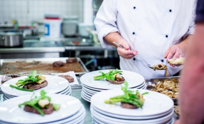 Wyposażenie kuchni w restauracji hotelowej – co jest niezbędne?
