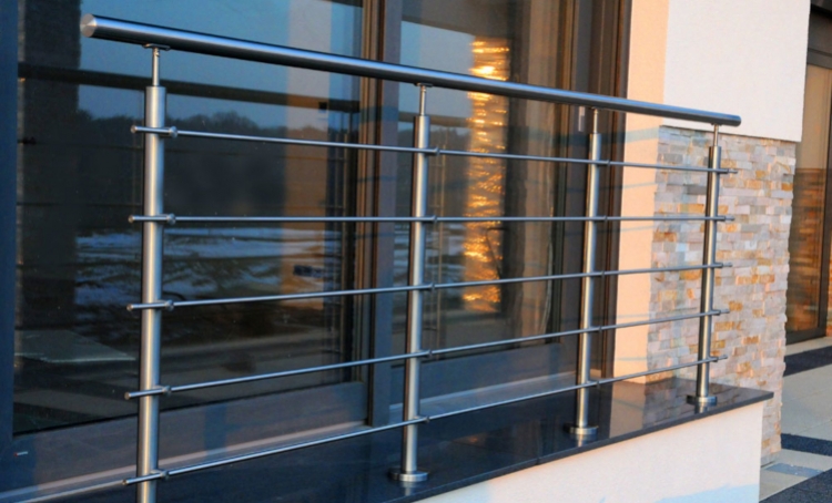 Nowoczesne i minimalistyczne balustrady nierdzewne na balkon, taras i schody