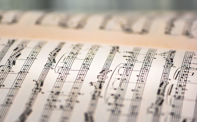 Musikfrequenzen gegen Falten